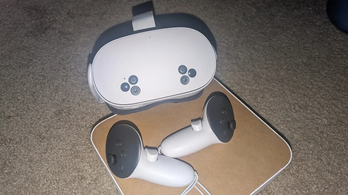 Casque Meta Quest 3S avec ses deux contrôleurs